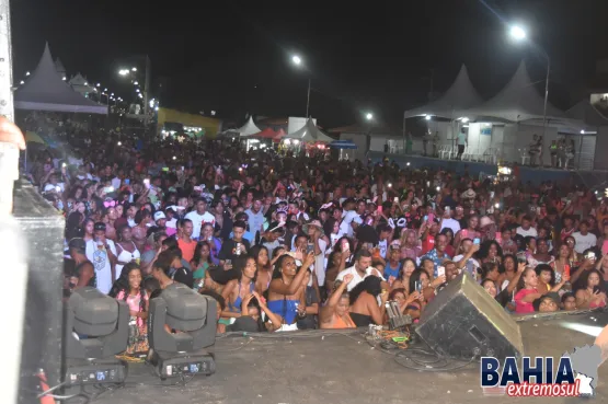 Shows das bandas Lambasaia e Ed City encerram carnaval de Prado com chave de ouro