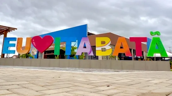 Placa turística com declaração de amor ao distrito de Itabatã embeleza obra do novo Mercado Municipal