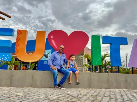 Placa turística com declaração de amor ao distrito de Itabatã embeleza obra do novo Mercado Municipal