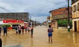 Chuvas intensas causam alagamentos em várias cidades da Bahia. Mais de 3,5 mil pessoas estão desalojadas