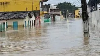 Chuvas intensas causam alagamentos em várias cidades da Bahia. Mais de 3,5 mil pessoas estão desalojadas