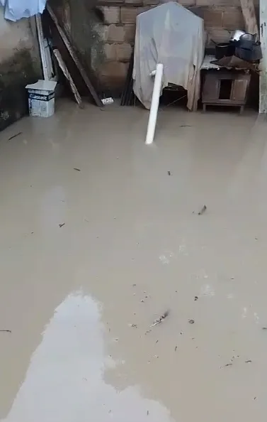 Chuvas Fortes Causam Transtornos aos Moradores do Estância Biquini em Teixeira de Freitas