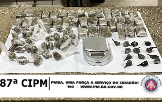 PM apreende quase meio quilo de maconha e cocaína em Teixeira de Freitas