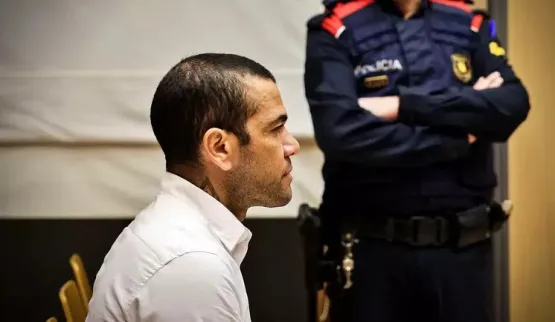 Daniel Alves é condenado a 4 anos e 6 meses de prisão por estupro de jovem em boate de Barcelona  