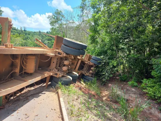 Ciclista morre atropelado por toras de eucalipto na BR 418 em Nova Viçosa