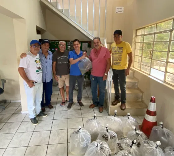 Prefeitura de Medeiros Neto e Bahia Pesca distribuem milhares de alevinos entre produtores rurais
