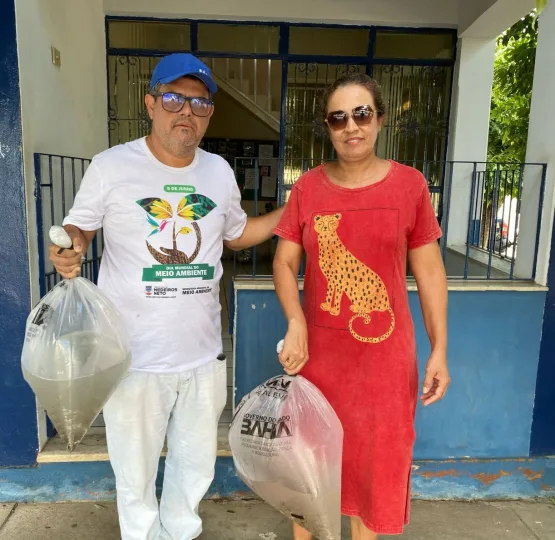 Prefeitura de Medeiros Neto e Bahia Pesca distribuem milhares de alevinos entre produtores rurais