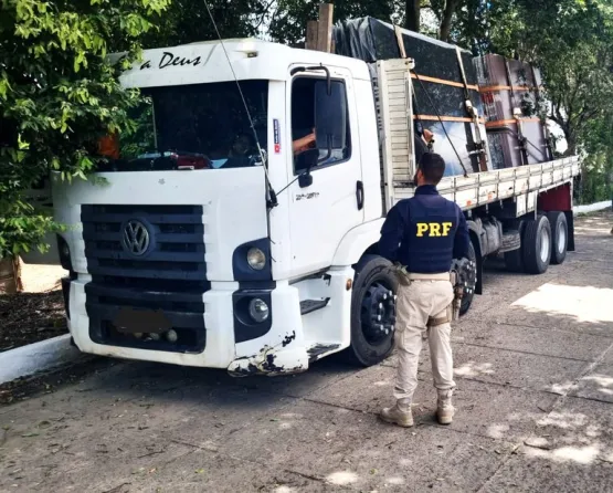 Caminhão com chapas de granito sem nota fiscal é retido pela PRF em Eunápolis