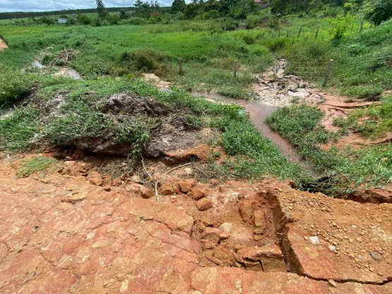 Prefeitura de Medeiros Neto avalia situação de pontes e estradas destruídas pelas chuvas