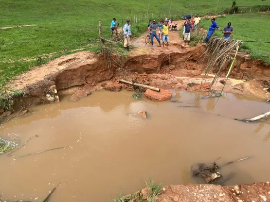 Prefeitura de Medeiros Neto avalia situação de pontes e estradas destruídas pelas chuvas