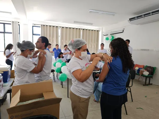 Prefeitura de Medeiros Neto em parceria com o Estado realiza imunização de estudantes da rede estadual de ensino 