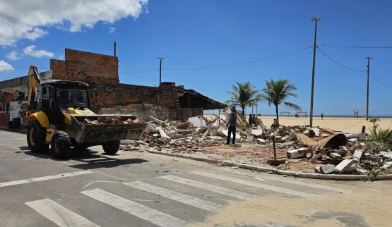 Prefeitura de Mucuri dá início à demolição de casarios em ruinas visando a construção de calçadão e quiosques na orla da Praia da Barra