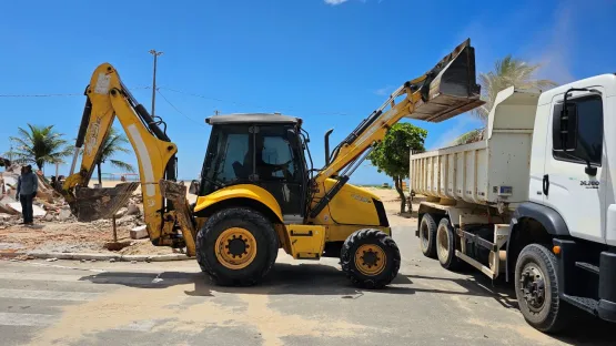 Prefeitura de Mucuri dá início à demolição de casarios em ruinas visando a construção de calçadão e quiosques na orla da Praia da Barra