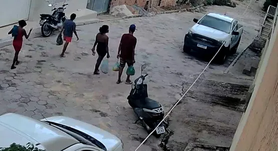 Vídeo mostra moradores de rua chegando à casa da idosa encontrada morta com pés e mãos amarrados em Teixeira de Freitas. 