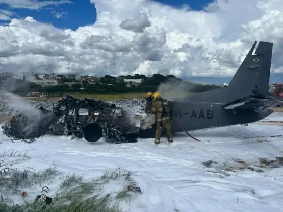 Avião da PF cai em BH; duas pessoas morreram 
