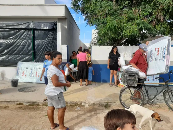 Assistência Social: Prefeitura de Medeiros Neto realiza mais um mutirão de entrega de kits para famílias no bairro Uldurico Pinto