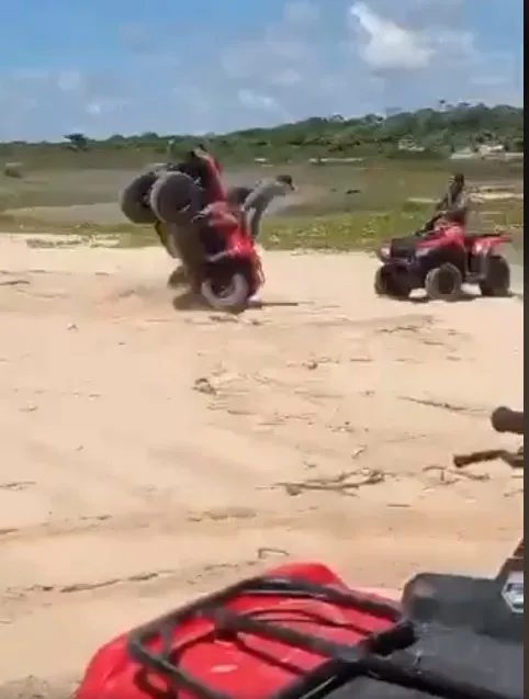 Vídeo Acidente entre quadriciclos deixa homem ferido na praia de Guaratiba