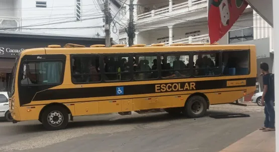 Prefeitura de Medeiros Neto registra vandalismo em ônibus escolar reformado há 15 dias; janela é arremessada no asfalto 