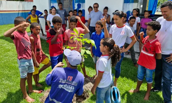 Prefeitura e EMBASA levam ação ambiental com plantio de mudas nativas e frutíferas a Escola Ismar Teixeira Guedes em Mucuri
