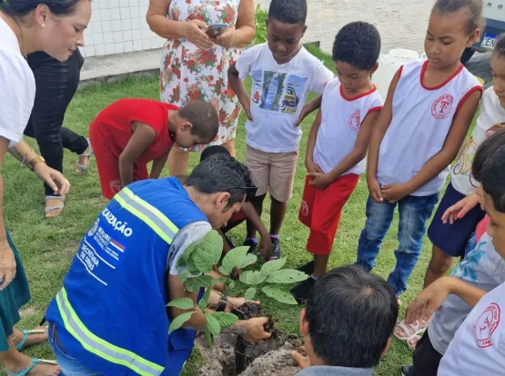 Prefeitura e EMBASA levam ação ambiental com plantio de mudas nativas e frutíferas a Escola Ismar Teixeira Guedes em Mucuri