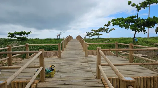 Prefeitura de Mucuri alça uma charmosa passarela ornamental em sua orla marítima