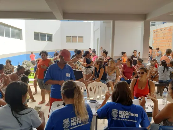 Prefeitura de Medeiros Neto entrega kits para famílias do bairro Uldurico Pinto