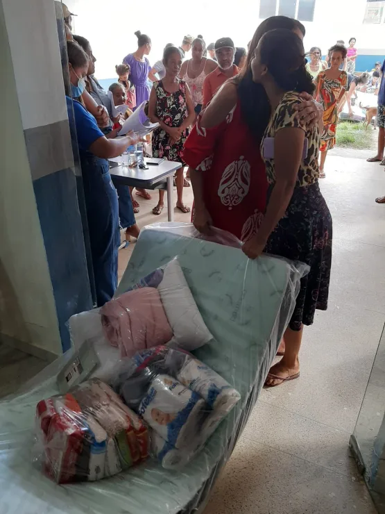 Prefeitura de Medeiros Neto entrega kits para famílias do bairro Uldurico Pinto