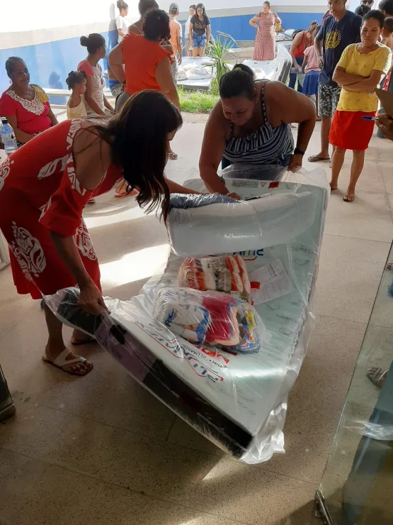 Prefeitura de Medeiros Neto entrega kits para famílias do bairro Uldurico Pinto