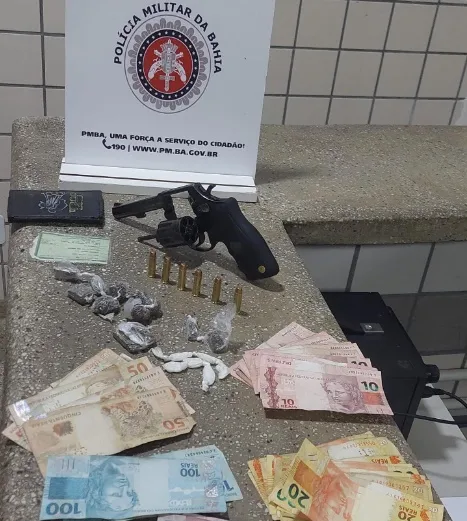 Suspeito de colocar fogo em ônibus na cidade de Itamaraju é preso  pela PM  com armas e drogas 