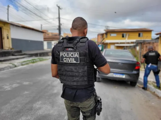 Polícia prende mulher suspeita de manter idoso em cárcere privado, na Bahia