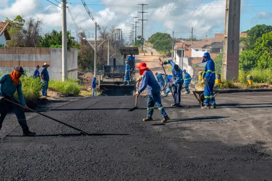 Prefeitura de Teixeira de Freitas avança na obra de asfaltamento da Avenida das Galáxias  e ruas no entorno