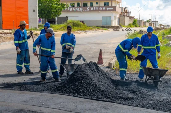 Prefeitura de Teixeira de Freitas avança na obra de asfaltamento da Avenida das Galáxias  e ruas no entorno