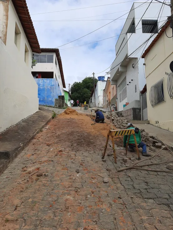 Prefeitura de Medeiros Neto realiza intervenções no centro para recuperar trecho afetado por infiltração da tubulação de esgoto
