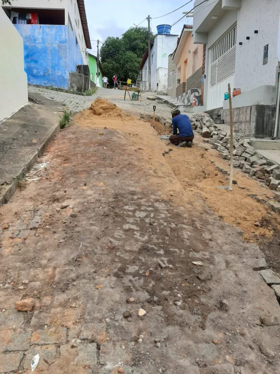 Prefeitura de Medeiros Neto realiza intervenções no centro para recuperar trecho afetado por infiltração da tubulação de esgoto