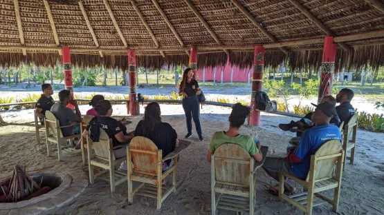 Delegada Viviane Scofield da DEAM/ Teixeira de Freitas participa de Roda de Conversa sobre a Lei Maria da Penha na Aldeia Xandó, em Caraíva