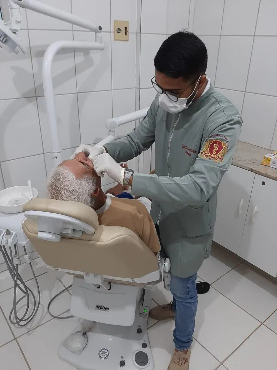 Medeiros Sorridente: Prefeitura realiza a entrega de dezenas de próteses dentárias no Centro de Especialidades Odontológicas (CEO)