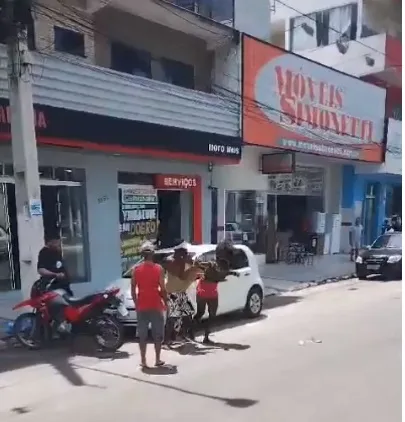 Vídeo- Casal sai na porrada no Centro de Teixeira de Freitas