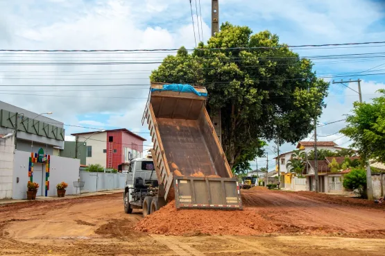 Prefeitura de Teixeira de Freitas executa pavimentação no bairro Monte Castelo