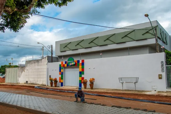 Prefeitura de Teixeira de Freitas executa pavimentação no bairro Monte Castelo