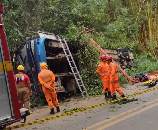 Acidente com ônibus deixa ao menos sete mortos e 13 feridos em MG