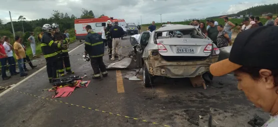 Tragédia na BR 101: Três moradores de Posto da Mata morrem em colisão entre dois carros 