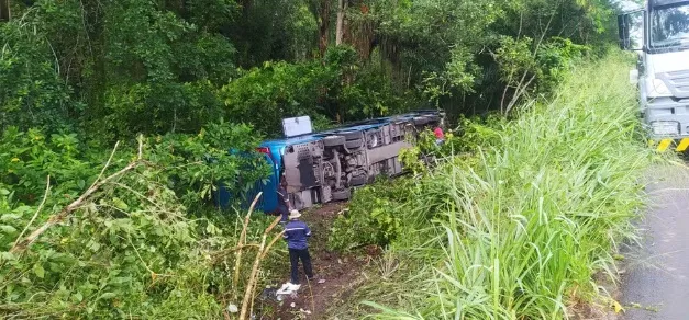 Treze pessoas ficam feridas após ônibus que saiu de Itabuna para São José da Vitória tombar em rodovia na 101 