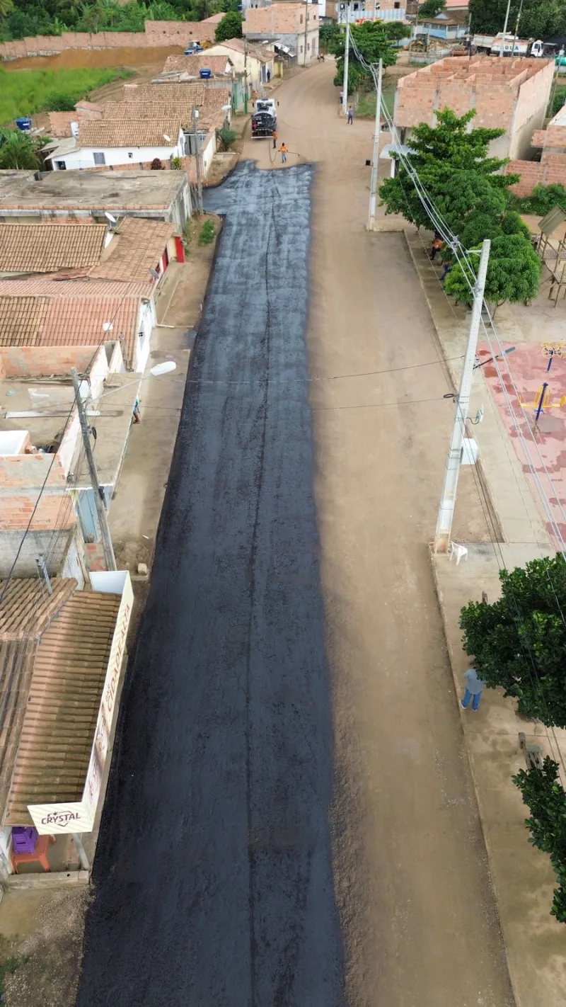 Prefeitura de Medeiros Neto inicia asfalto no bairro Novo Uldurico Pinto