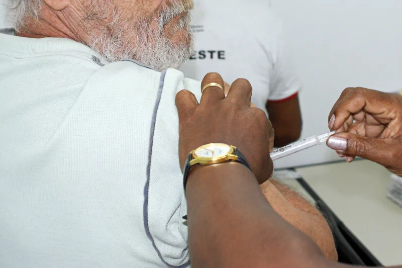 Secretária da Saúde da Bahia propõe estratégias para ampliação da vacinação contra influenza