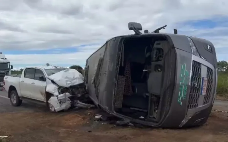 20 pessoas ficam feridas em acidente entre micro-ônibus caminhonete em rodovia na Bahia