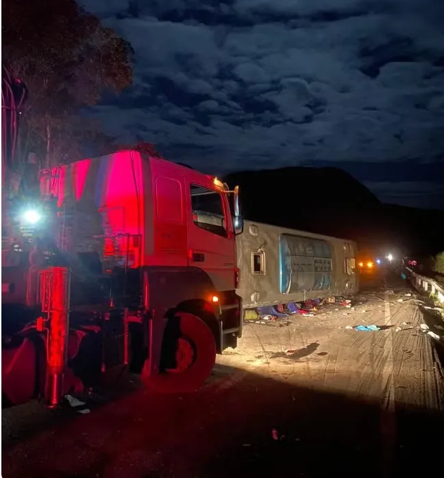 Acidente com ônibus deixa 4 mortos e 32 feridos na BR-116 em Minas Gerais