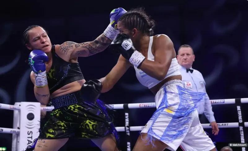 Bia Ferreira derrota argentina e é campeã mundial no boxe profissional