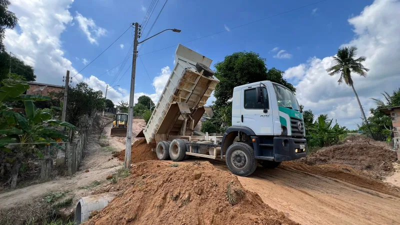 Prefeitura de Mucuri investe na recuperação de ruas, construção de bueiros e instalação de manilhas no povoado de Belo Cruzeiro