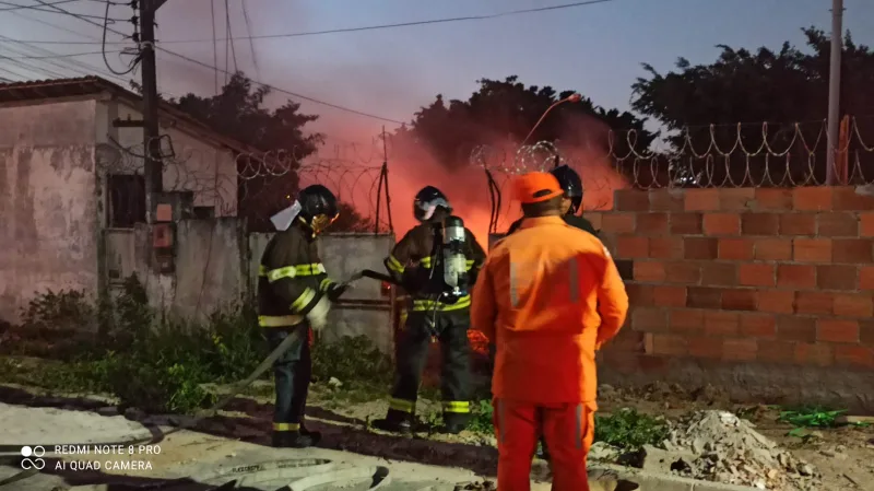 Fogo em deposito da Coelba leva apreensão a moradores do Jardim Europa