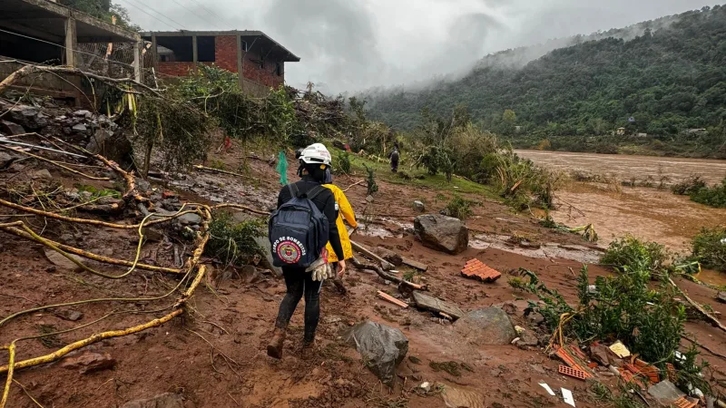 Bombeiros baianos encontram três corpos e resgatam cerca de 90 pessoas no Rio Grande do Sul